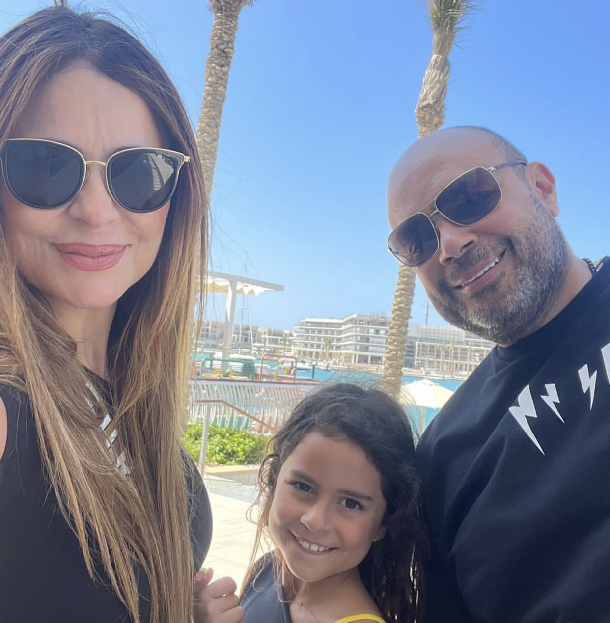 كارول سماحة تنشر صورة لزوجها الراحل وابنتهما في أول عيد أب