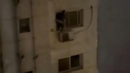 فيديو “الحرامي” يصدم المصريين.. تدلى من أعلى برج سكني