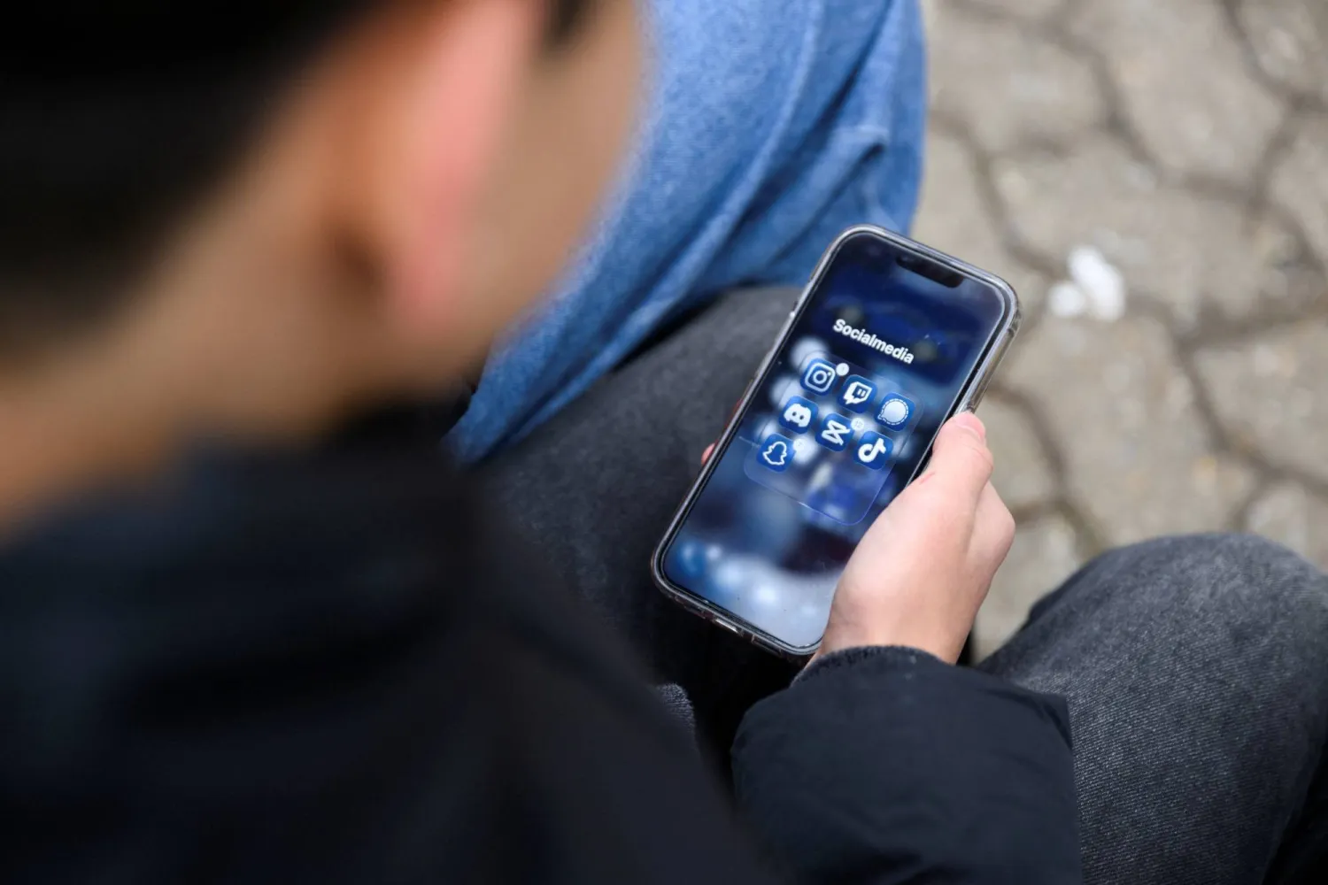إدمان وسائل التواصل الاجتماعي يصيب الكبار أيضاً… فكيف نحد من استخدامها؟