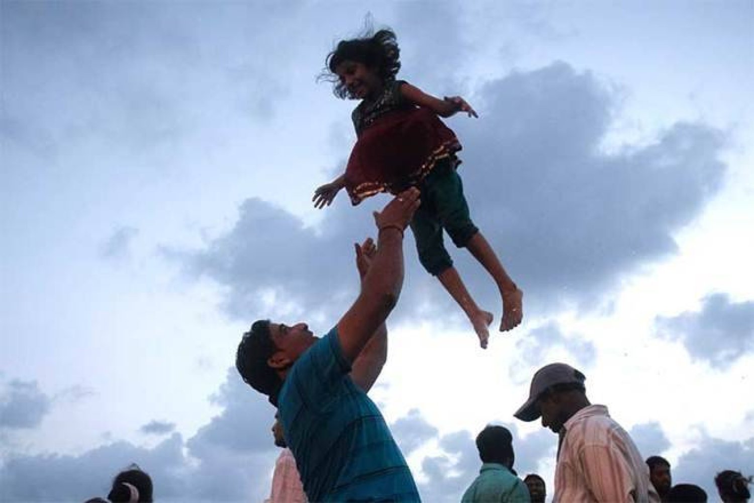 تمتعك بحس الفكاهة يحسن علاقتك مع أبنائك