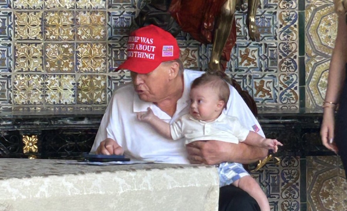 ترامب يحمل حفيده اللبناني.. والإبنة تيفاني تعلق