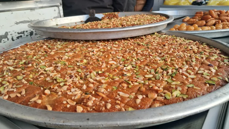 آلاف الأطنان الإضافية من السكر يتم استهلاكها لإعداد الحلويات الرمضانية (الجزيرة)