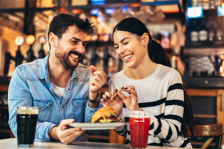 هل الزواج يزيد الوزن؟ كيمياء الحب والطعام تكشف السر