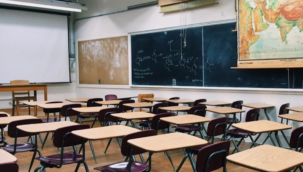 وزارة التربية تطلب من مديري المدارس تقدير أوضاع مؤسساتهم واتخاذ القرار بالاستمرار بالتعليم أو تعليق الدروس ليوم غد