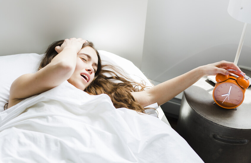 لست من محبي الاستيقاظ مبكرا؟.. دراسة تحذرك من خطر قد يهدد صحتك النفسية