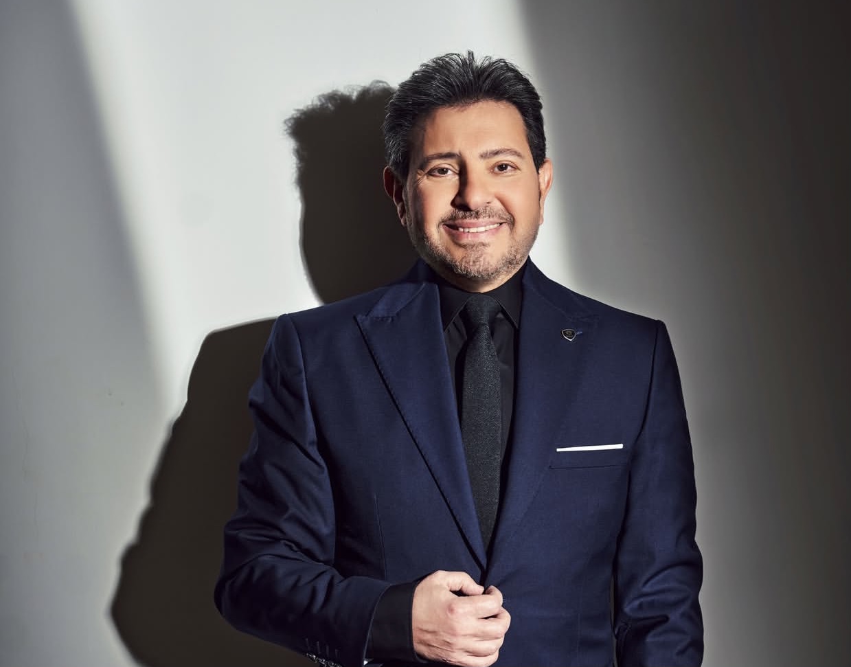 وزير الصحة يزور هاني شاكر بالمستشفى للاطمئنان على حالته الصحية