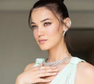 بينار دينيز تفاجئ الجمهور: جذوري لبنانية والعربية كانت لغة طفولتي