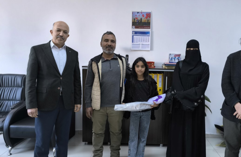 “عثرت على حقيبة مليئة بالمال”.. السلطات التركية تكرّم طفلة سورية لصدقها وأمانتها في هاتاي