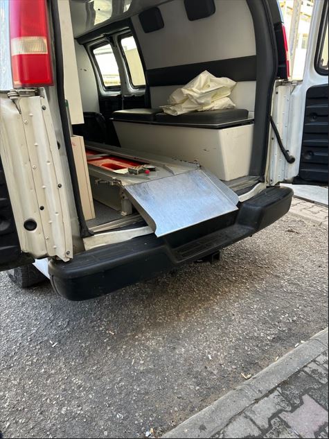 سيارة الإسعاف تنقل جثمانين من براد مستشفى رفيق الحريري الحكومي