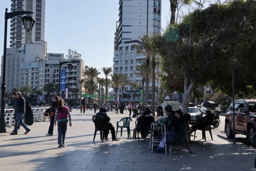 اللبنانيون يضحكون على جراحهم… ويحوّلون المصائب إلى نكات: هروب أم صمود؟