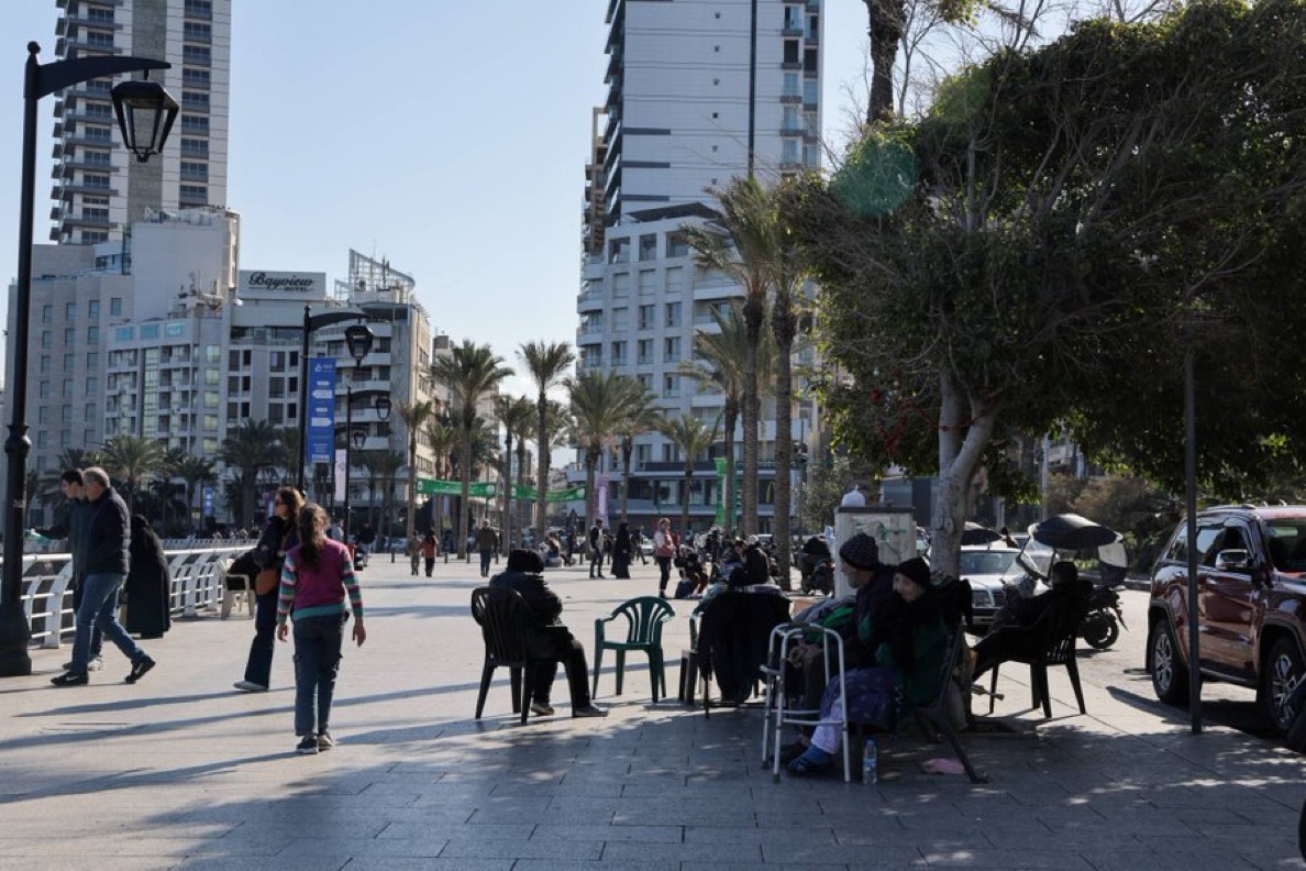 اللبنانيون يضحكون على جراحهم… ويحوّلون المصائب إلى نكات: هروب أم صمود؟