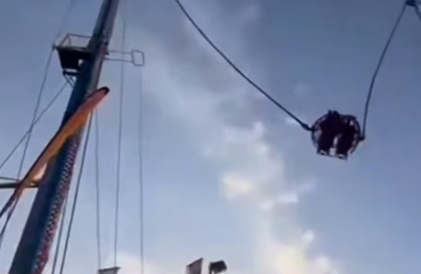 لقطات تحبس الأنفاس.. سقوط مروع لركاب “المقلاع” بملاهي إشبيلية بعد انقطاع مفاجئ لكابل اللعبة (فيديو)