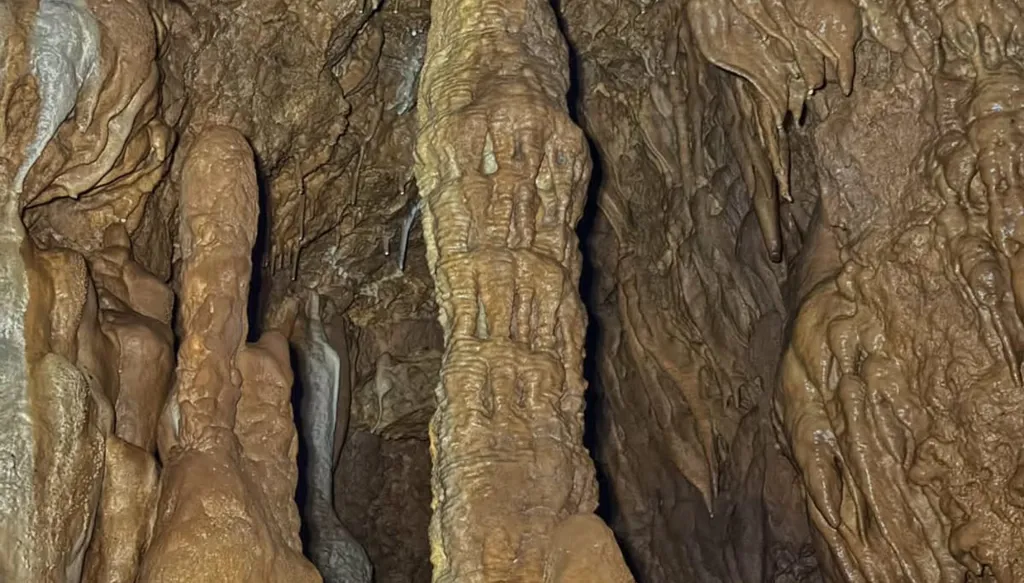 اكتشاف مغارة طبيعية بعمق 17 متراً في عكار شمال لبنان