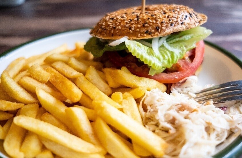 طبيب يحذر من مخاطر الوجبات السريعة