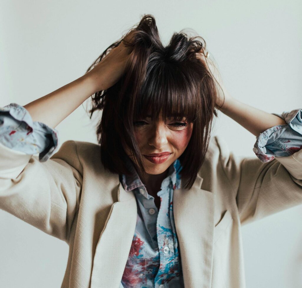 تسريحة الغرّة هي إحدى ردود الفعل على الصدمة العاطفية (بكسلز