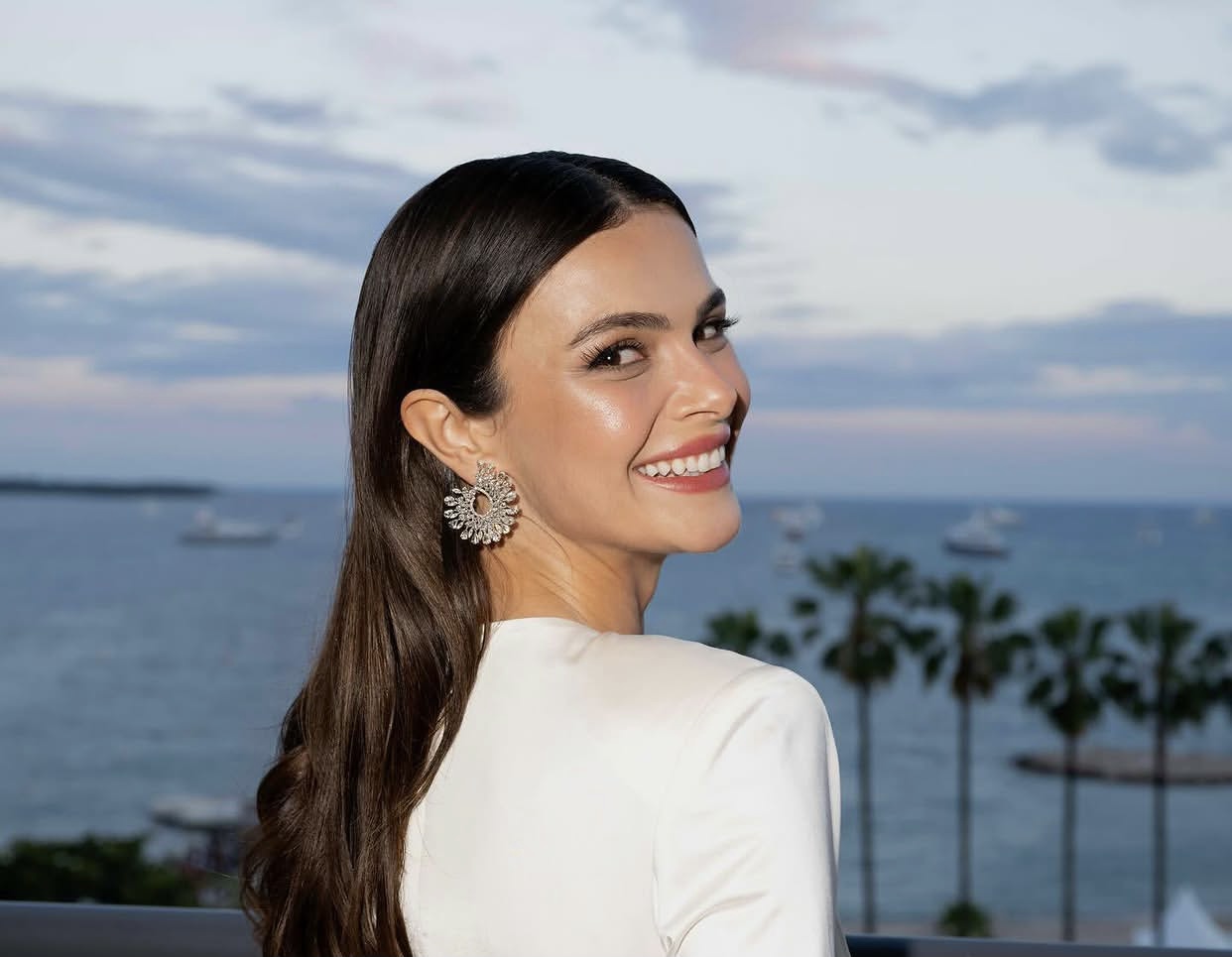 النجمة التركية سينام أونسال تحت المراقبة القضائية ومنع السفر في قضية “مخدرات المشاهير”