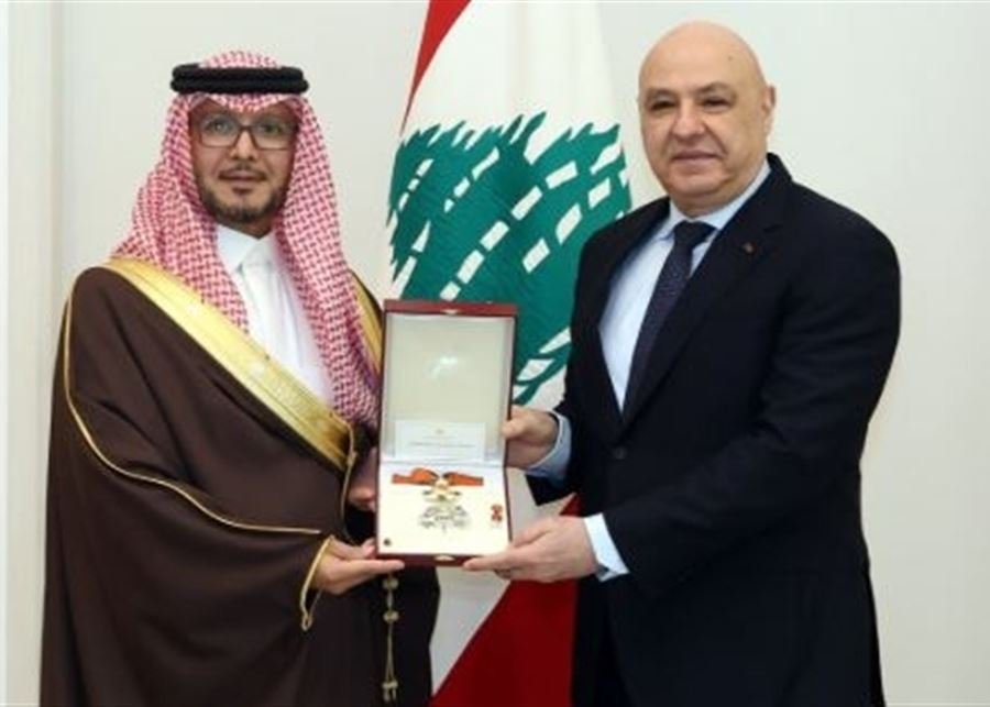 الرئيس عون يُقلّد البخاري وسام الأرز الوطني