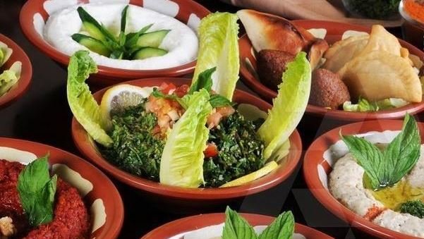 بين التبولة والسوشي… لماذا يبتعد بعض اللبنانيين عن مائدتهم الأصلية؟