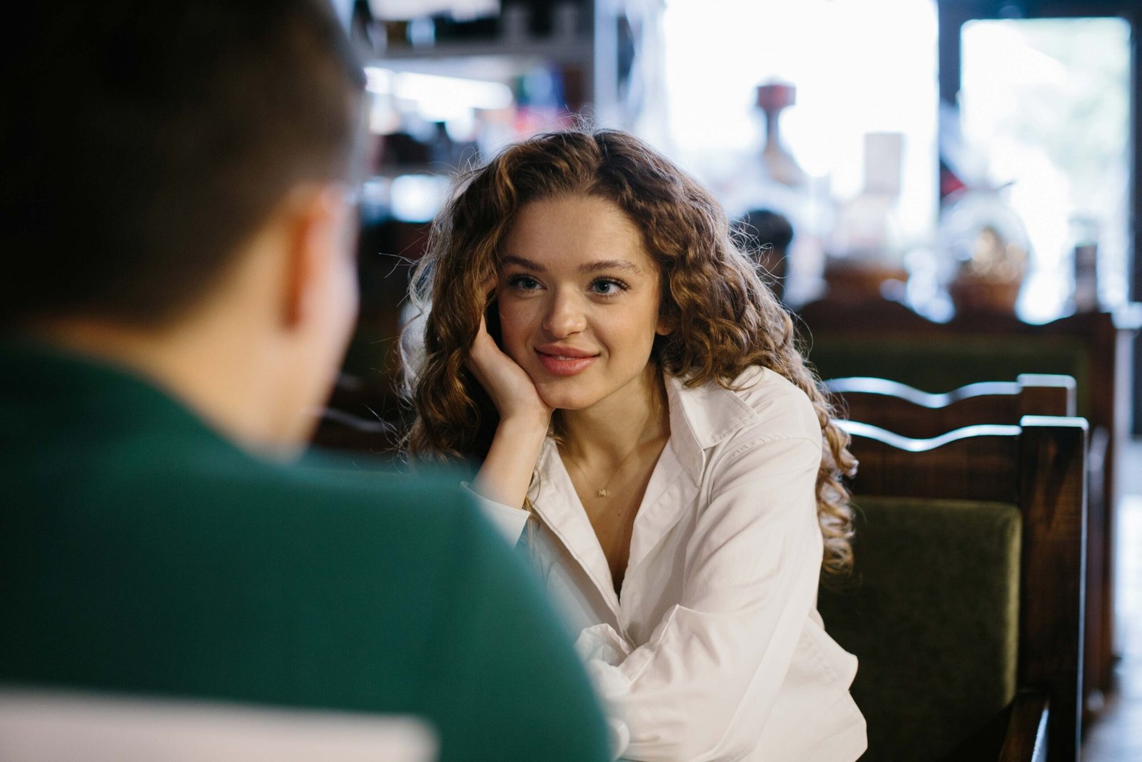 بين العاطفة والواقع… كيف تتغيّر معايير المرأة في اختيار الرجل؟