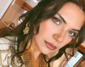 شائعات الانفصال تلاحق نجمة “التفاح الحرام”.. فهل انفصلت بيران داملا يلماز عن خطيبها؟