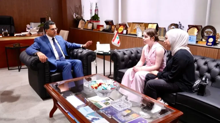 الوزير مرقص استقبل ناجيتين من مجزرة بنت جبيل