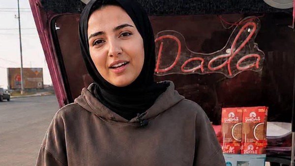 بائعة الشاي