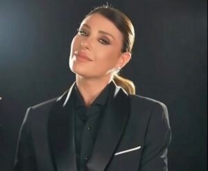 ببدلة رجالية ورسالة مؤثرة.. ريتا حرب تهنئ الأمهات العازبات بعيد الأب