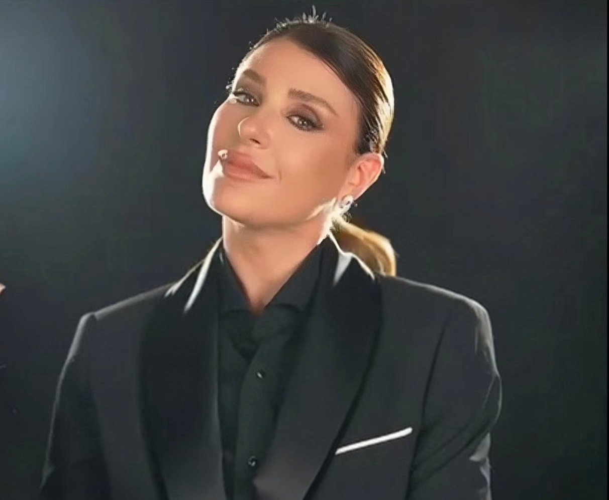 ببدلة رجالية ورسالة مؤثرة.. ريتا حرب تهنئ الأمهات العازبات بعيد الأب