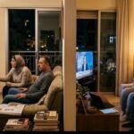 لماذا يهتم بعض الناس بالأخبار والبرامج السياسية بينما لا يهتم بها آخرون؟