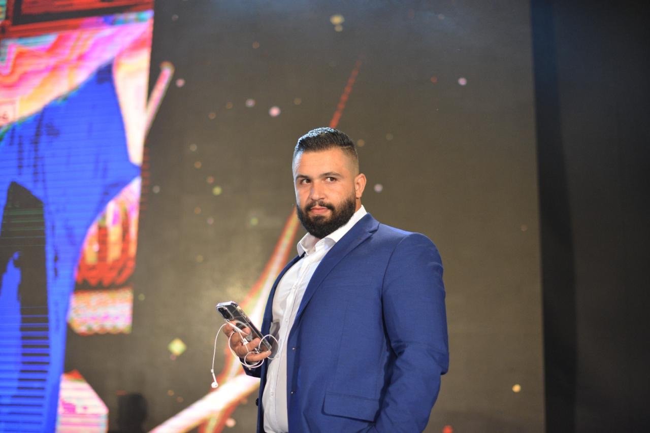 من هندسة الزراعة إلى صناعة الضحكة… أبو علي الساحلي يثبت أن الكوميديا المحترمة تكسب القلوب